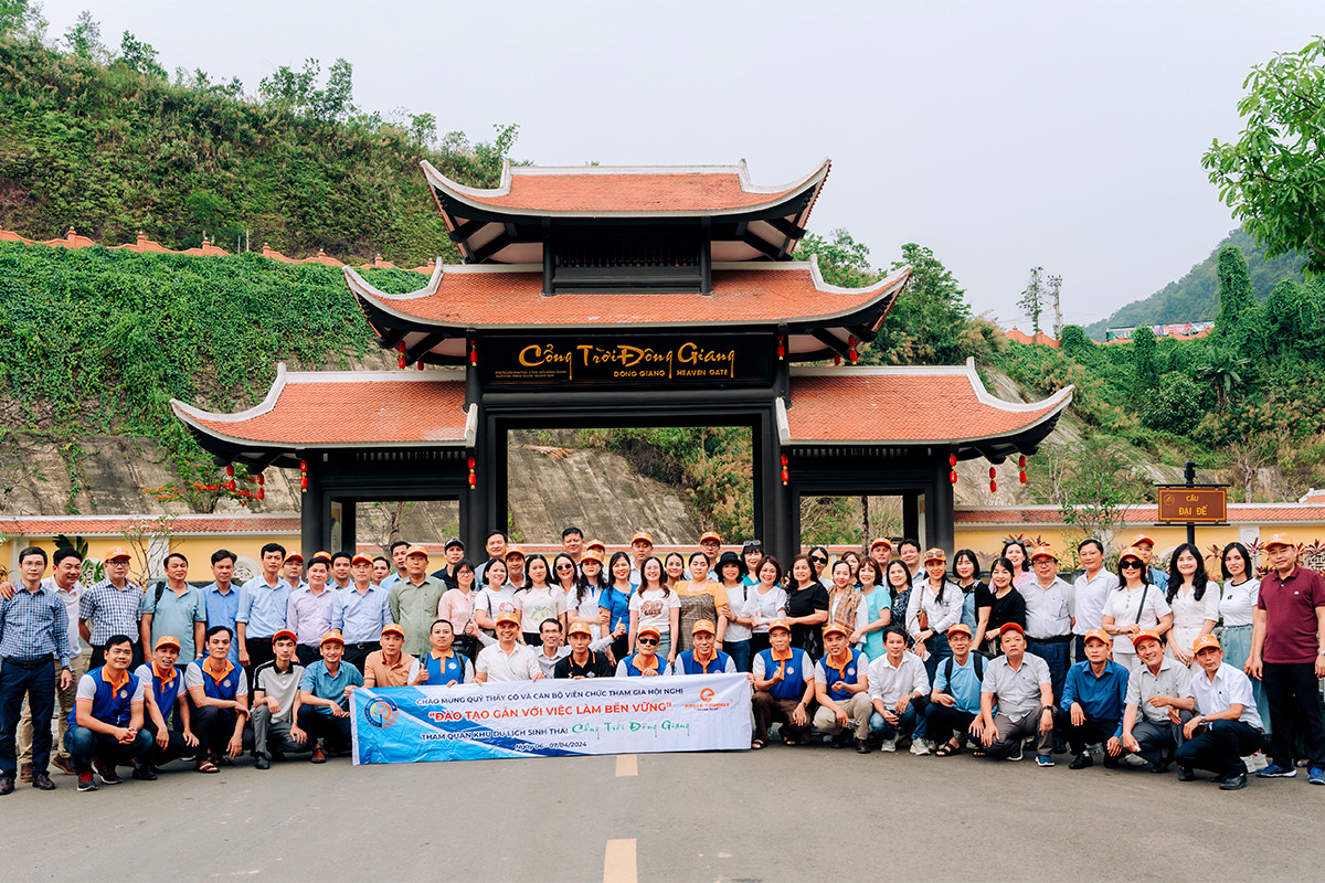 Đoàn check-in tại Cổng Trời Đông Giang